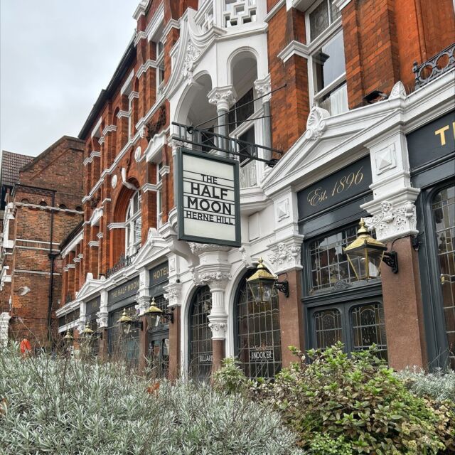 Did you know that the @thehalfmoonpub  in Herne Hill, has been a pub since 1760, and is a Grade-II listed building that was once a popular venue for live music, hosting world-famous acts including U2, Van Morrison, Frank Sinatra and David Bowie?! No?  Well, now you do and not only is it steeped in history, but it serves amazing food, has 12 beautiful rooms and a cracking line up on the bar, including our Peckham Pils.  Make sure you pop in next time you are in the neighbourhood!
#hernehill #selondon #beer
